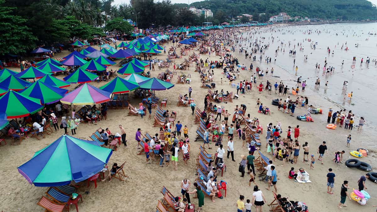 Khách du lịch tắm biển Đồ Sơn