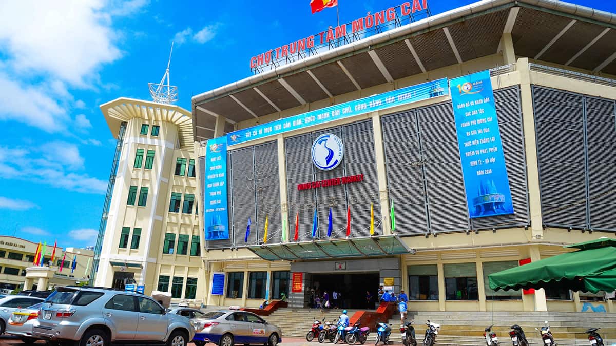 Chợ trung tâm Móng Cái vô cùng tấp nập