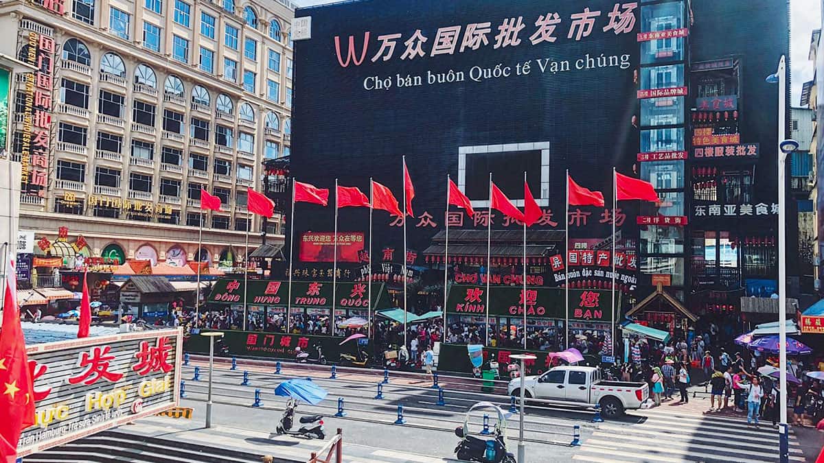 Đến Móng Cái, qua cửa khẩu là bạn có thể dạo chơi tại Thành phố Đông Hưng