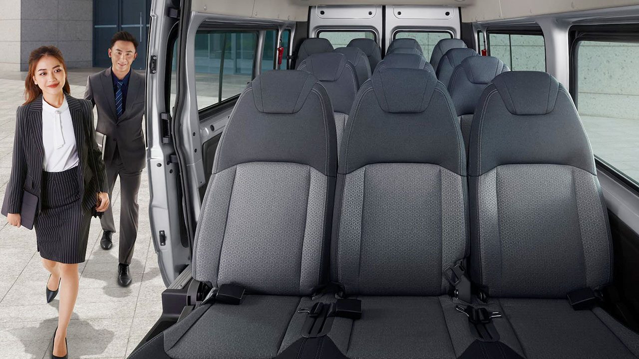 Khoang hành khách xe Ford Transit 2023