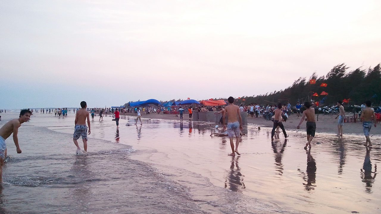 Tắm biển Quất Lâm