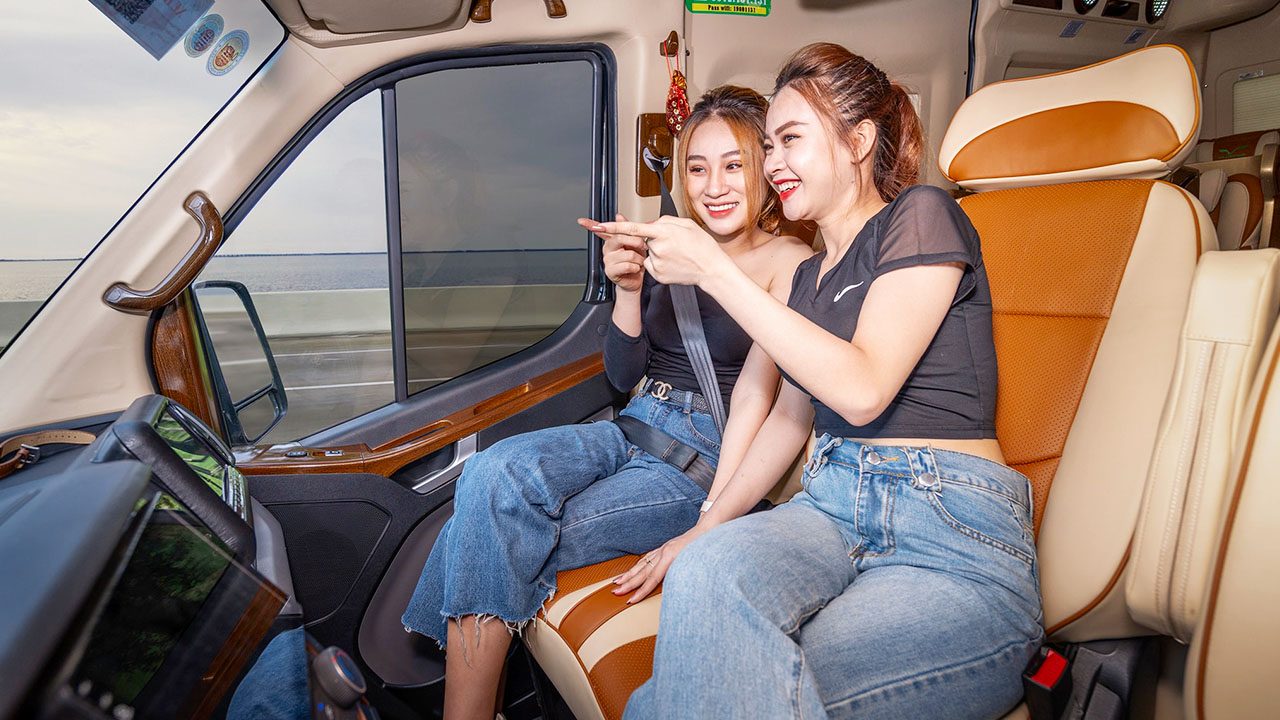 Không nên đọc sách báo hoặc xem điện thoại khi đi xe