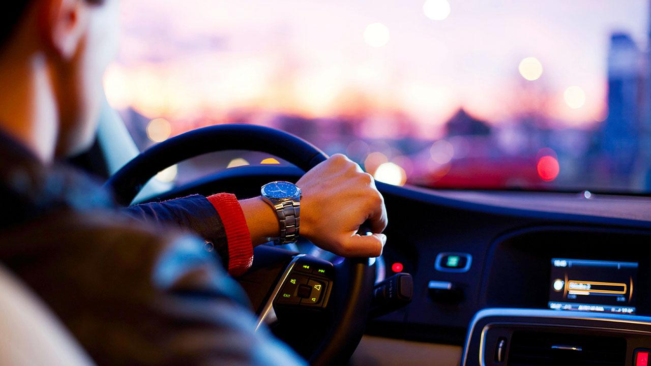 Thuê xe theo tháng có lái là hình thức phổ biến vì bạn không phải quản lý tài xế