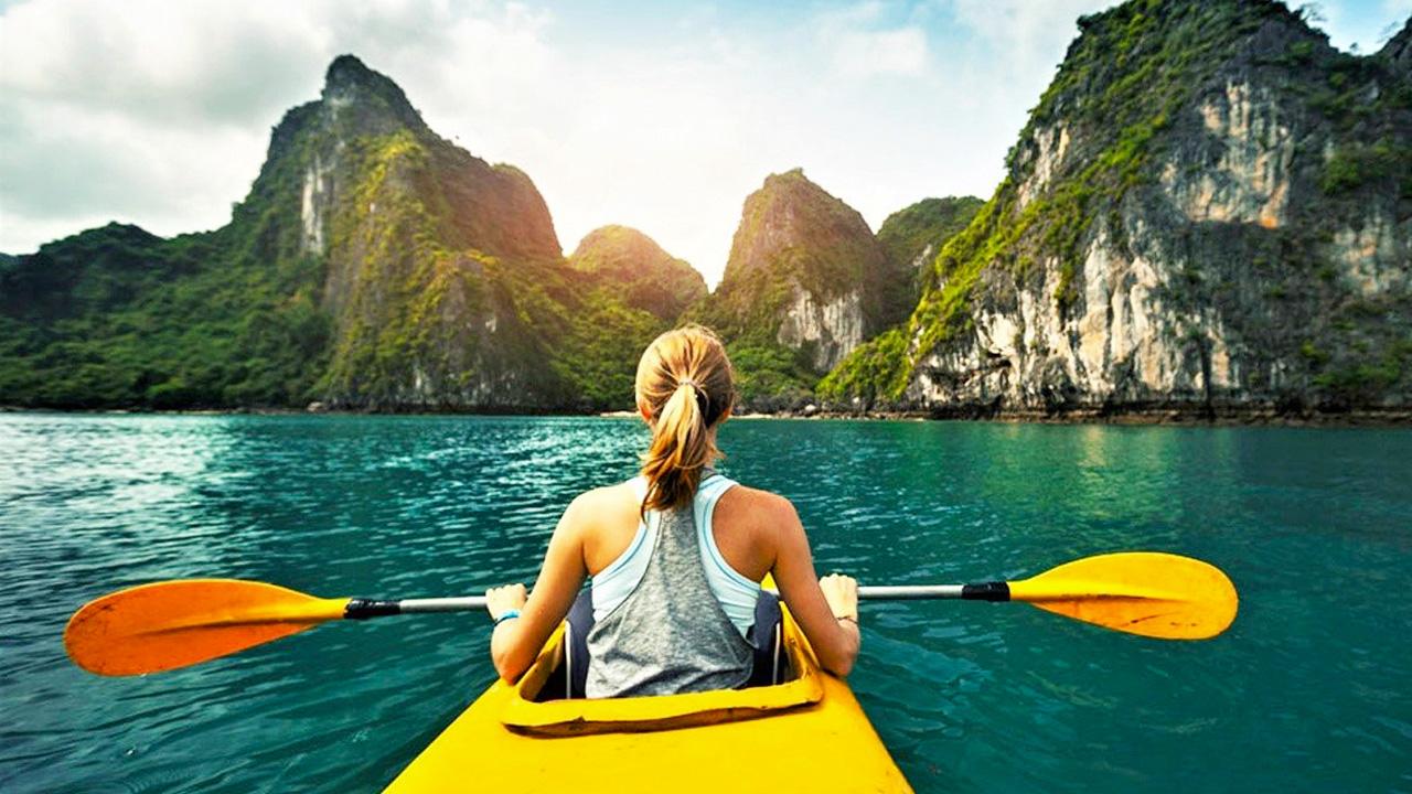 Chèo thuyền kayak trên Vịnh Hạ Long