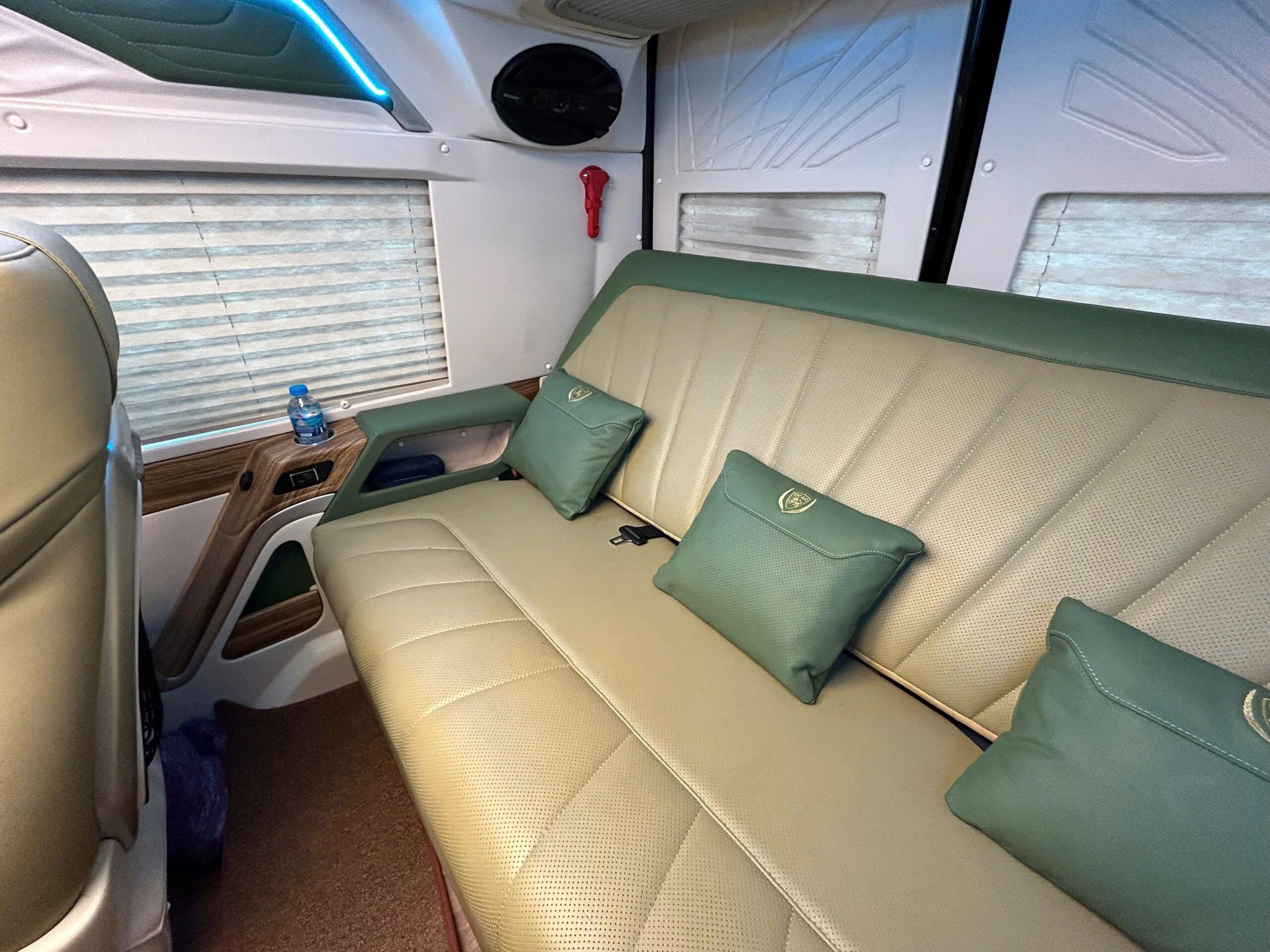 So với taxi, xe Limousine cao cấp hơn rất nhiều