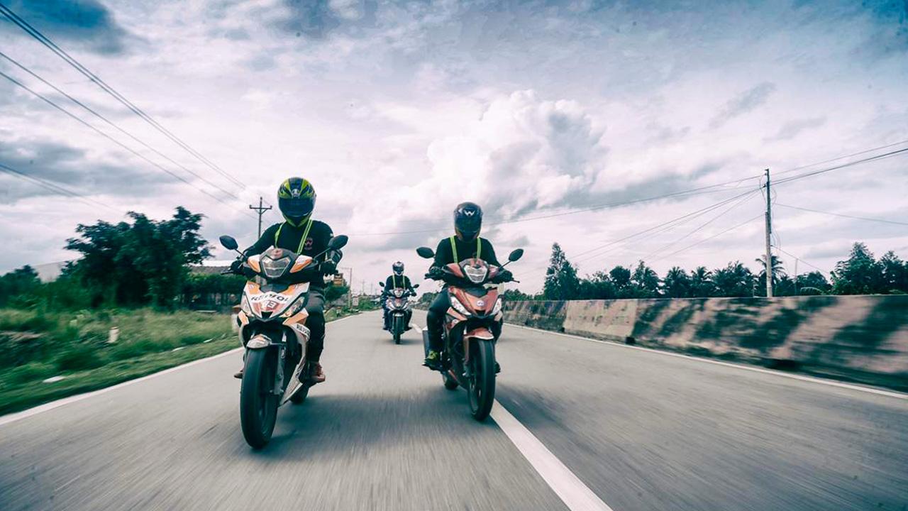 Di chuyển bằng xe máy