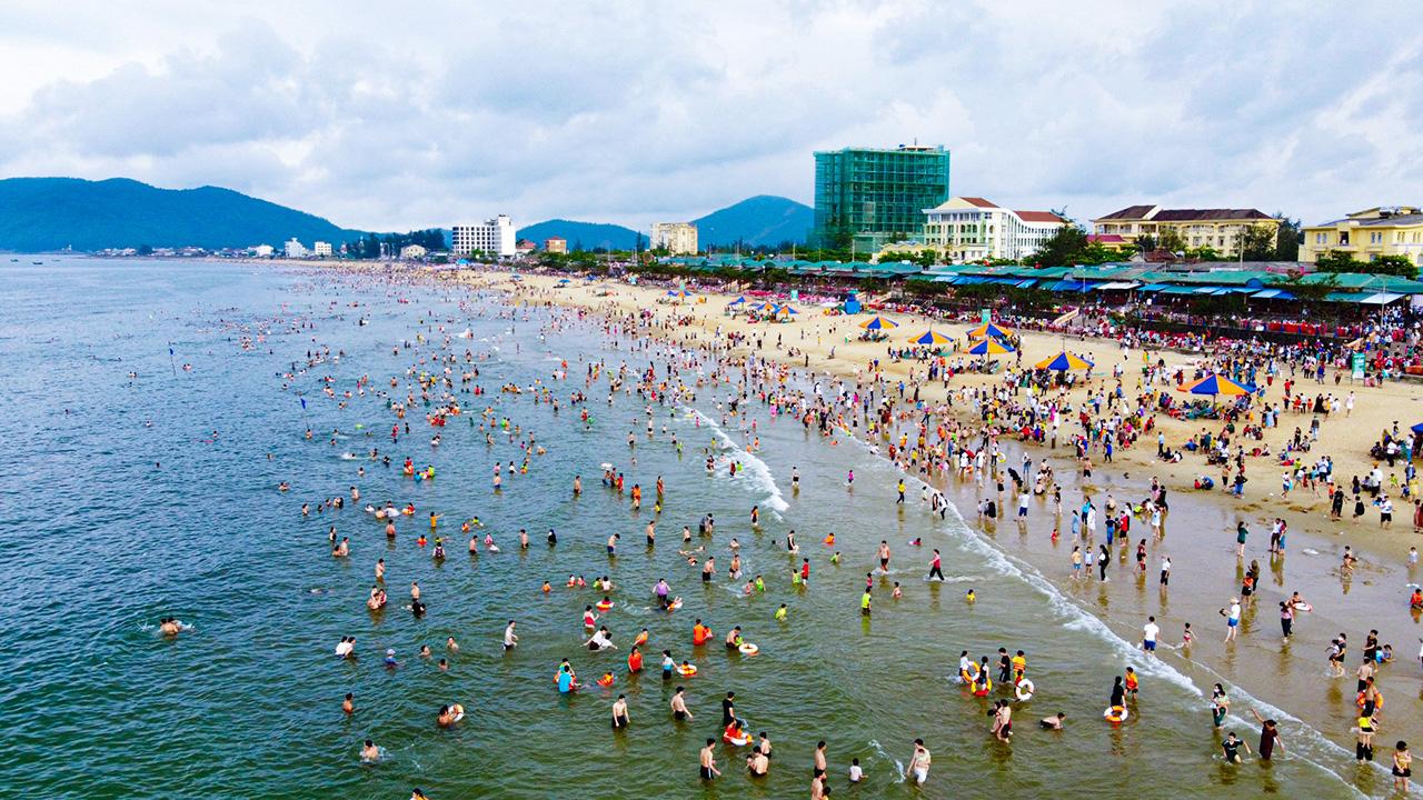 Lượng du khách đến biển Thiên Cầm ngày càng tăng cao
