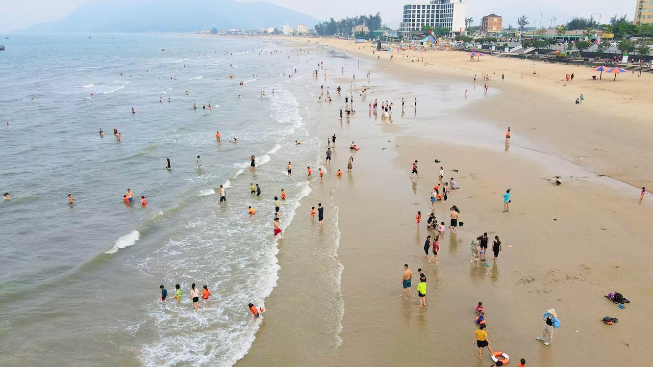 Tắm biển Thiên Cầm