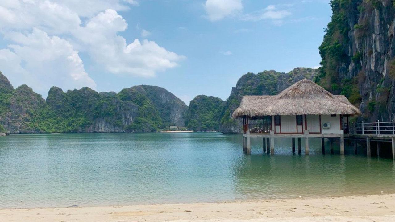 Bãi tắm Vạn Bội cực kỳ thơ mộng, sạch sẽ