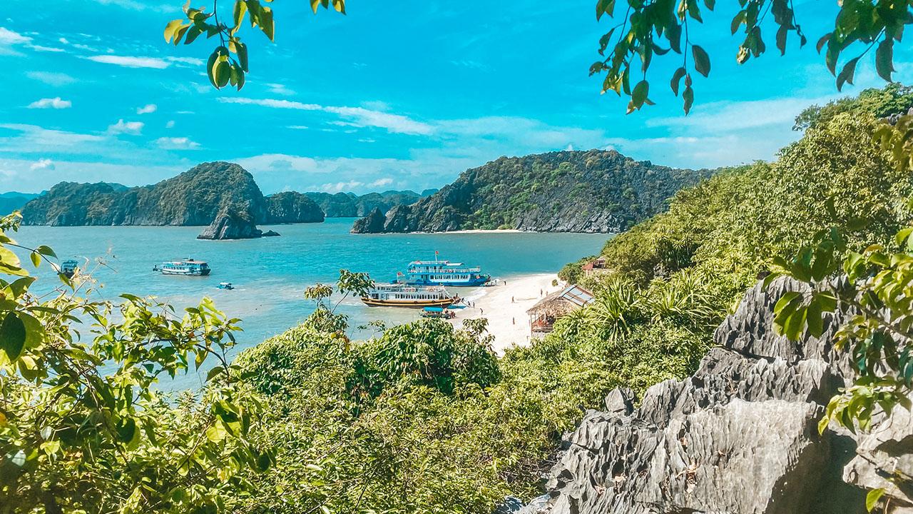 Đảo khỉ Cát Bà đẹp thơ mộng, nước trong xanh