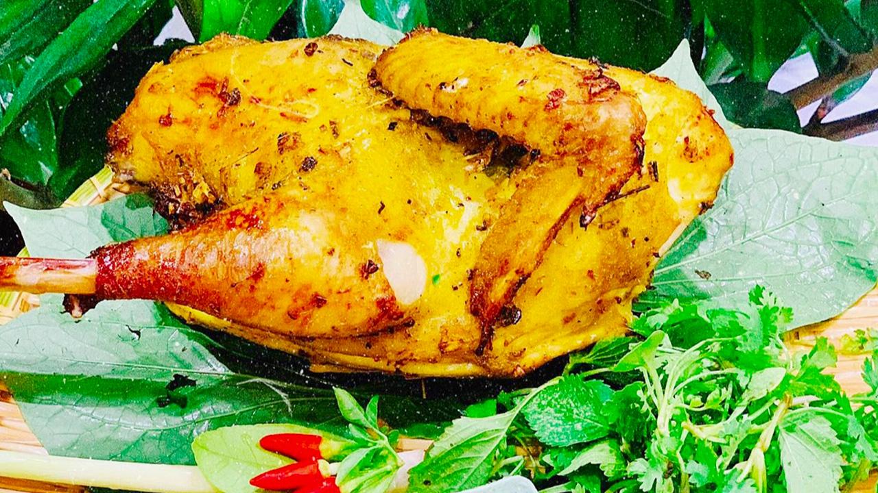 Gà đồi nướng lá mắc khén