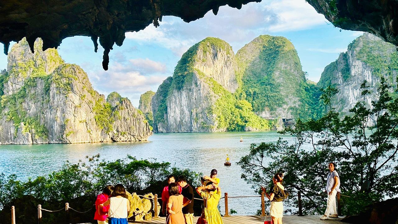 Thăm Hang Động Nổi Tiếng