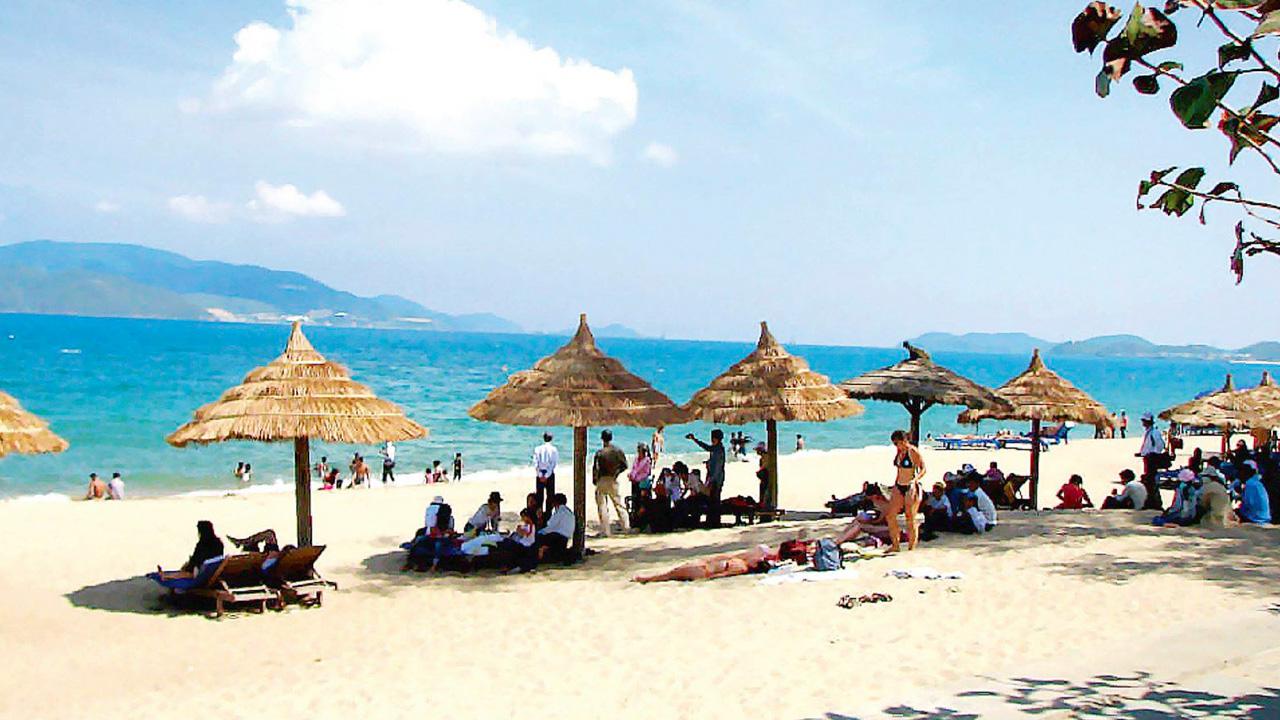 Ngày 2: Bãi Cháy – Bảo Tàng Quảng Ninh – Cung Cá Heo – Núi Bài Thơ