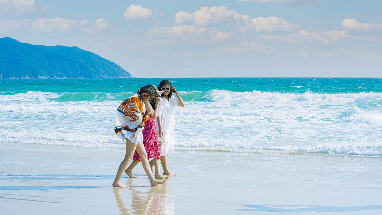Bãi biển Minh Châu – thiên đường biển xanh cát trắng
