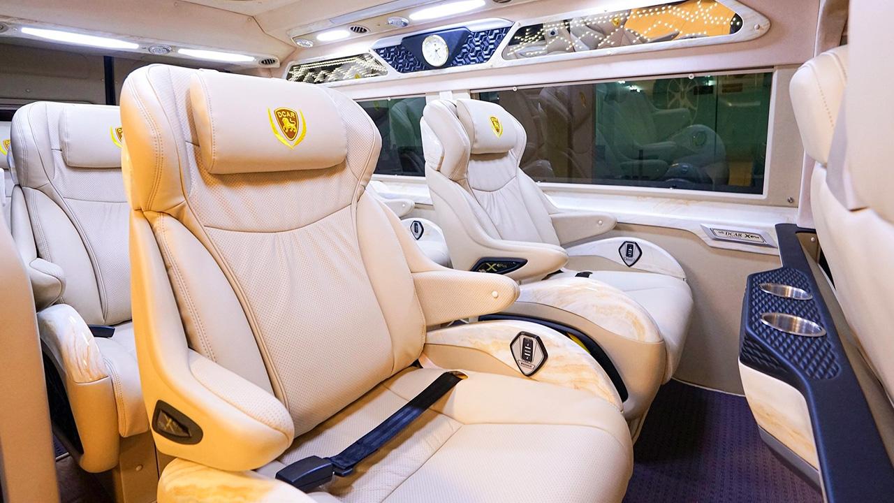 Thợ kỹ thuật đang độ nội thất xe Limousine
