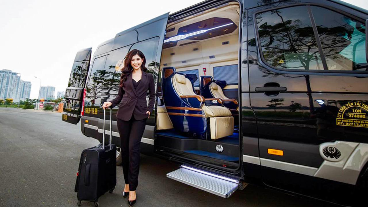 Hành khách hài lòng trong xe Limousine Việt Nam