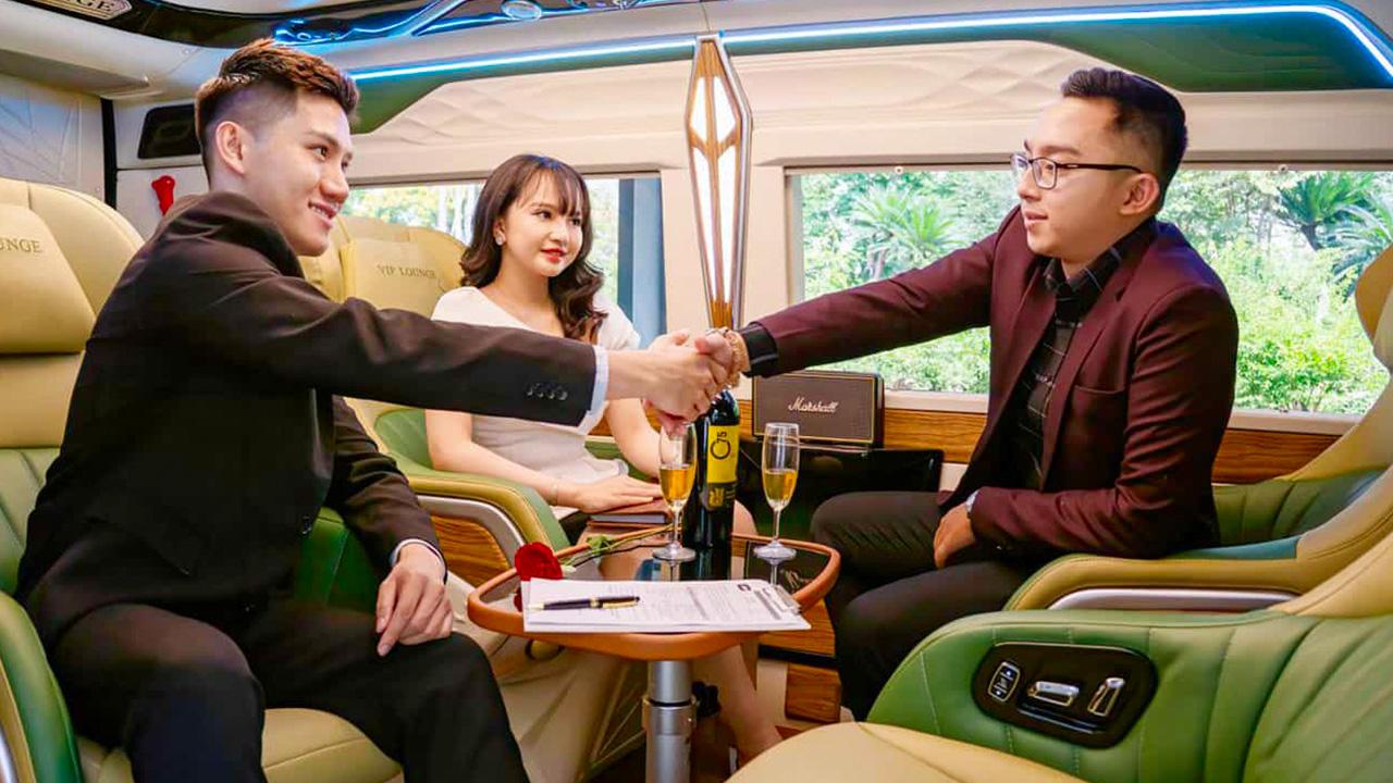 Hành khách thư giãn trên ghế da Limousine