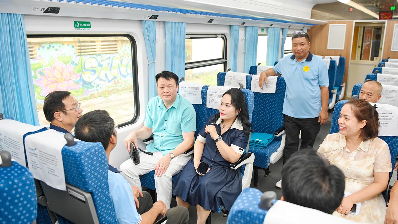 Xe Limousine Việt Nam với nội thất tiện nghi