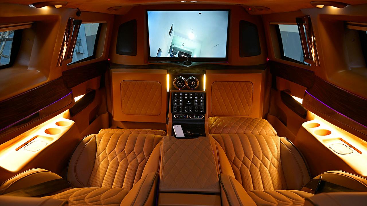 Khoang nội thất cao cấp trong xe Limousine