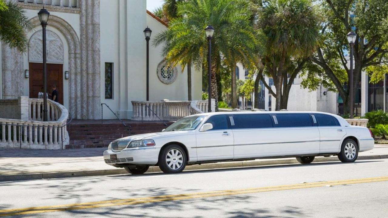 Classic stretch limousine đỗ tại khách sạn sang trọng